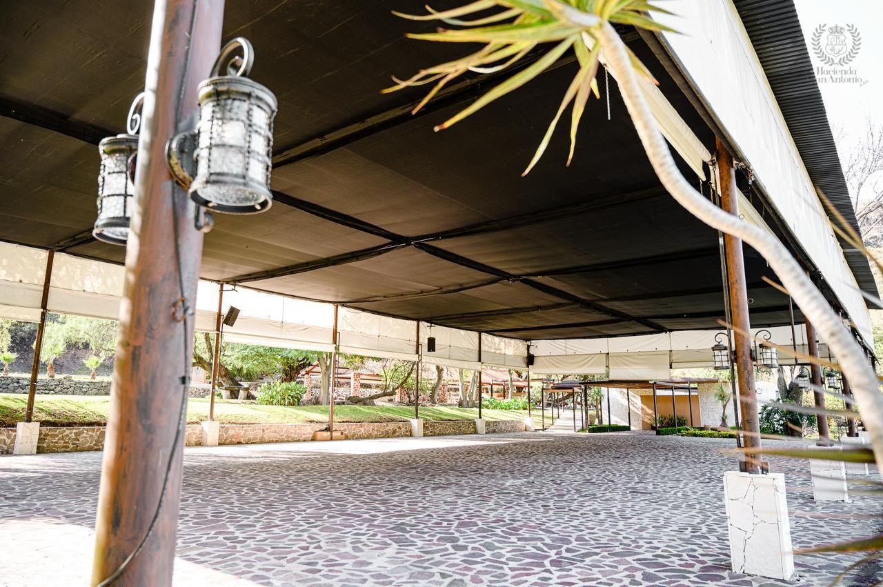 Interior de la carpa con faroles de herrería