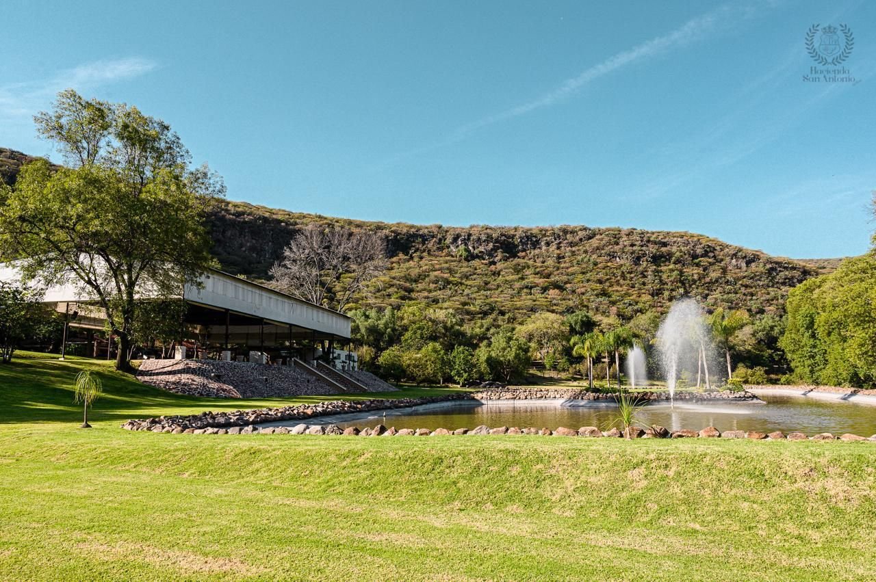 Salón del Lago con vista al lago y la fuente, con el cerro al fondo