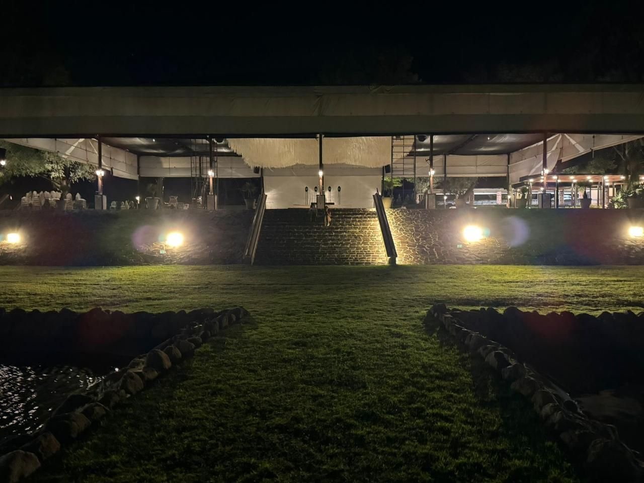 Salón del Lago iluminado de noche