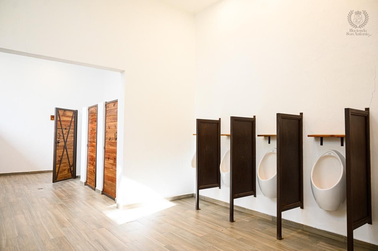 Sanitarios con puertas de madera