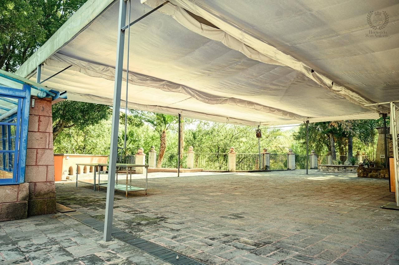 Interior de la carpa de la terraza con piso de piedra